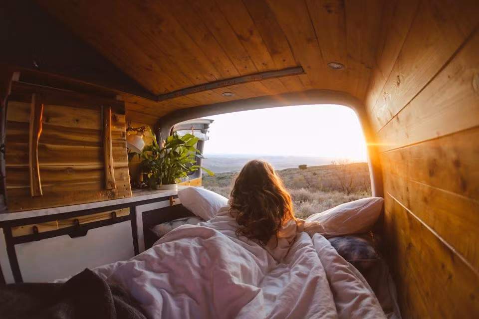 Theo Hannah, cả 2 người muốn nhìn thấy ngoài trời và thiên nhiên nhiều hơn, cho nên du lịch trên một chiếc ôtô là lựa chọn hàng đầu. Cặp đôi này dành 4 tuần khám phá Scotland, sau đó đi vòng quanh nước Anh, Pháp, Italy, Slovenia, Croatia, Áo, Thụy Sĩ, Luxembourg, Bỉ. Hiện tại, Hannah và bạn trai đang ở Tây Ban Nha, sẽ đến Bồ Đào Nha trước Giáng sinh.