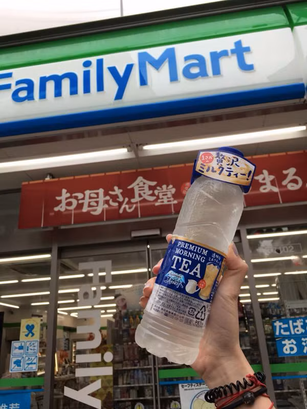 Khoảng hơn nửa tháng trở lại đây, giới kinh doanh hàng xách tay lại bận bịu với một mặt hàng mới, đó là thứ nước lọc vị trà sữa xuất xứ từ Nhật Bản. Nhiều cửa hàng online cho biết, đây là sẽ mặt hàng chủ lực và hot trong thời gian sắp tới do nhu cầu uống trà sữa ở Việt Nam khá cao. Ngay từ khi ra mắt, loại nước lọc này đã được bày bán và được giới trẻ Nhật Bản săn đón rao riết. Một chai nước được bán ở Nhật với giá thành là 100 yên (tương đương với 20.000 đồng), khá rẻ so với một ly trà sữa đắt đỏ ở những cửa hàng.