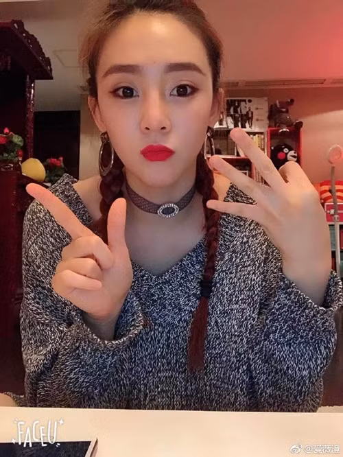 Xinh đẹp, cao ráo, chẳng bao lâu sau khi xuất hiện trên mạng xã hội và trực tiếp giao lưu với người hâm mộ, Vi Vi nhận được sự quan tâm rất lớn. Người hâm mộ của Vi Vi gọi cô là nữ thần, chỉ số truyền thông của cô nàng cũng thường xuyên đứng top trên bảng xếp hạng những hot girl hàng đầu Trung Quốc.