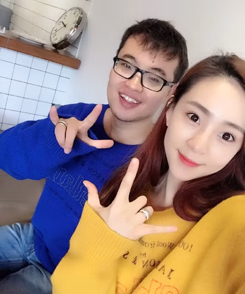 Ái Vi Trừng sinh năm 1983, người Thẩm Dương, Liêu Ninh. Nickname của anh chàng có nghĩa là yêu em Vi trong sáng, ngây thơ.