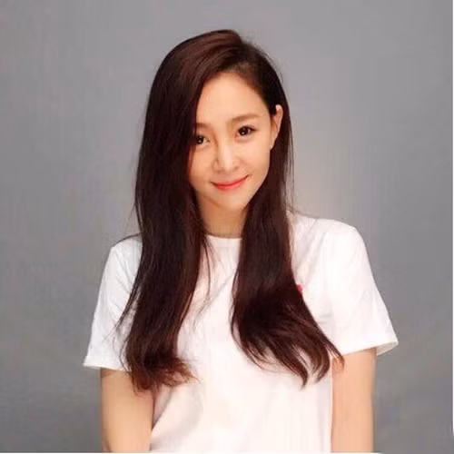 Những hot girl trên mạng nổi tiếng ở Trung Quốc luôn sở hữu một lượng fan hâm mộ đông đảo. Trong số đó, không thiếu những fan hâm mộ là thiếu gia, đại gia nhiều tiền, lắm của, sẵn sàng vung tiền không tiếc tay để lấy lòng người đẹp. Trong số những hot girl nổi đình nổi đám có một hot girl được gọi là Vi Vi, nickname trên mạng là Vivian. Theo hồ sơ trên trang cá nhân của Vi Vi, cô nàng tốt nghiệp Đại học Thể thao Bắc Kinh, hiện ở quận Hải Điền, Bắc Kinh, Trung Quốc.