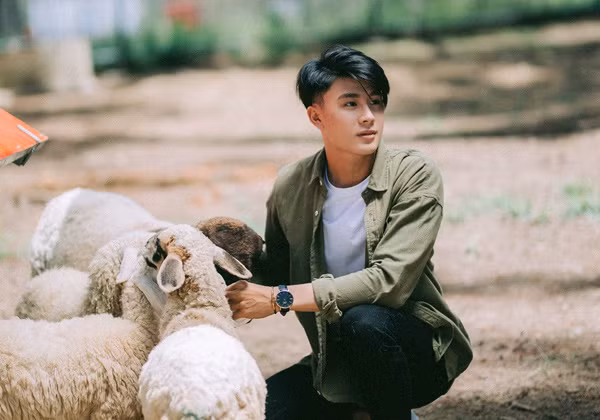 Được biết, nam chính xuất hiện trong MV Ta còn yêu nhau là Hoàng Quốc Trung, 21 tuổi, hiện đang là gương mặt được giới trẻ yêu mến . Không chỉ có ngoại hình sáng, Hoàng Trung còn được đánh giá cao bởi khả năng diễn xuất rất nhập vai của mình.