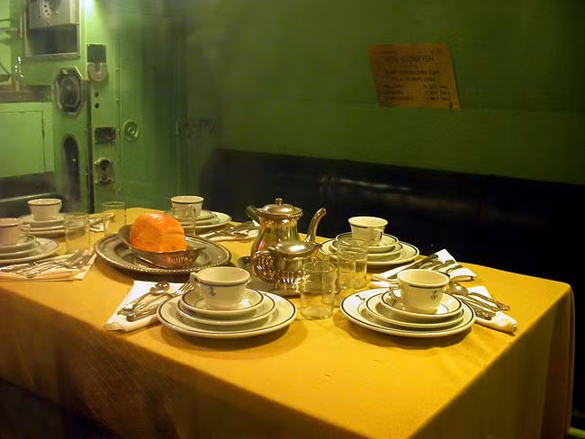 Bàn ăn với đầy đủ đĩa, dĩa, thìa, chén. Ảnh: Bill Maloney.