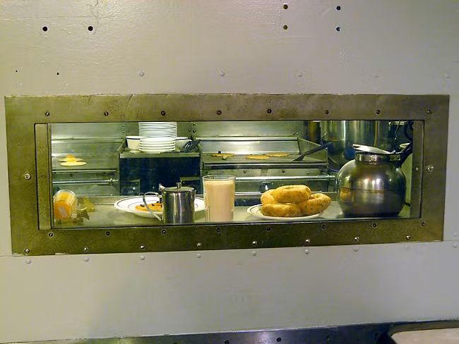 Cửa kính của tủ đựng thức ăn. Ảnh: Bill Maloney.