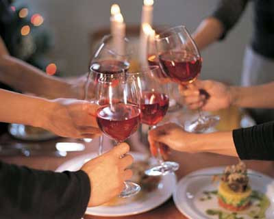 Để thưởng thức bữa tiệc tại khách sạn Sheraton Hanoi Hotel, nhiều người phải chi từ 1.350.000 đồng/ suất ăn trong ngày 8/3 (bao gồm 1 cocktail cho các quý cô, rượu vang và các loại đồ uống khác uống không giới hạn).