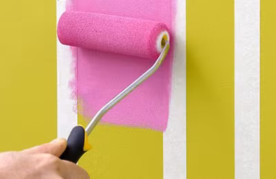 Với những mảng tường bị ẩm ướt, ngấm nước và có nấm mốc, hãy xử lý chúng bằng sơn tường, dán giấy dán tường để hạn chế nấm mốc lan sang các thiết bị trong nhà.