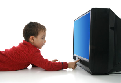 Một số thiết bị như tivi, ampli, máy tính... nếu không dùng có thể mở và để ở chế độ chờ Standby (tắt bằng điều khiển chứ không tắt hẳn bằng nút cứng trên thiết bị).