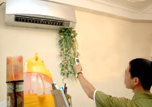 Bật điều hòa chế độ khô, hút ẩm cũng là cách hạn chế hơi ẩm tấn công đồ dùng trong nhà.