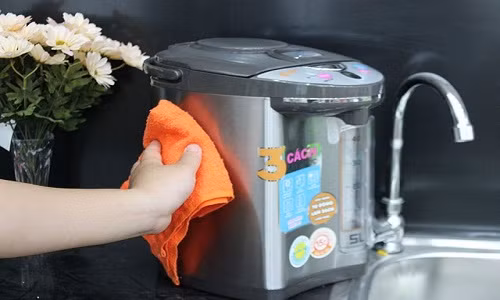 Các đồ dùng trong nhà như ấm đun nước, tủ lạnh có thể bị đổ mồ hôi khi trời nồm, bạn cần lau khô vùng bị ướt, tránh tình trạng rò điện nguy hiểm.