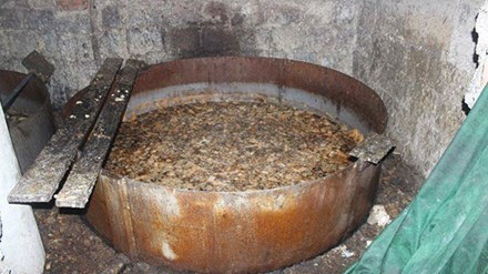 Năm 2015, cơ quan chức năng vừa bắt giữ gần 5 tấn mỡ bẩn không rõ nguồn gốc tại một cơ sở ở Phú Xuyên (Hà Nội). Tại thời điểm kiểm tra, lực lượng chức năng phát hiện gần 5 tấn mỡ lợn bị bốc mùi, hôi thối này đang được chế biến thành dầu ăn. Ảnh: Tiền Phong.