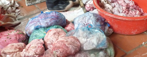 Nhiều người dân tỏa đi khắp nơi thu mua da, bì, mỡ lợn về để nấu thành dầu ăn. Quy trình chế biến dầu tại đây rất bẩn, những chiếc can nhựa cáu bẩn, hôi hám đựng mỡ, được xếp cao ngất. Toàn bộ thịt lợn thu mua về đều để dưới sàn nhà. Ảnh: NĐT.