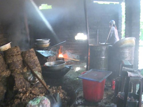 Hàng trăm cân nội tạng lợn bẩn để rán, ép lấy mỡ bán với giá khoảng 6.000 đồng, khi được chở đi tiêu thụ tại Hà Nội và một số địa phương khác, giá loại mỡ này đã tăng lên khoảng 14.000-18.000 đồng/lít. Trong khi đó, cơ sở tư nhân ở Thanh Trì, Hà Nội cũng sản xuất mỡ bẩn, dầu ăn bẩn để bán cho các cửa hàng kinh doanh. Ảnh: ANTĐ.