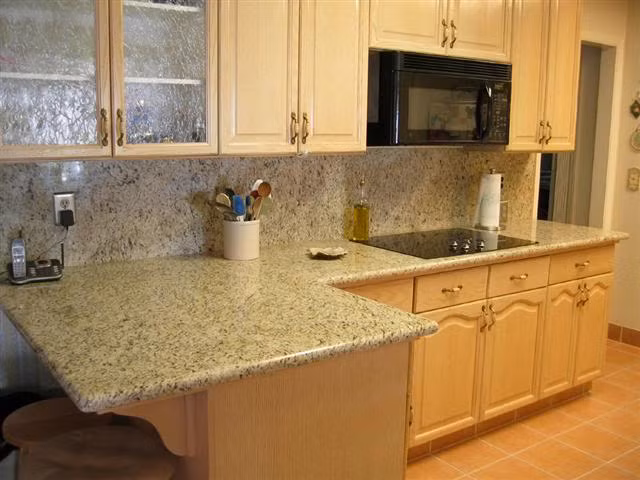Hiện nay, thị trường vật liệu xây dựng thịnh hành một số đá granite như đen Kim sa (Ấn Độ), đỏ Brazil (Ấn Độ), xà cừ (Na Uy), đen Huế (Trung Quốc), đen Phú Yên, đỏ Bình Định(VN)…. Ảnh minh họa.