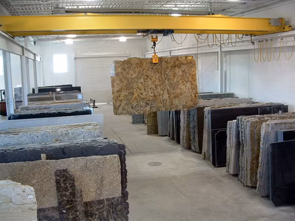 Ngoài ra, giá đá granite tự nhiên phụ thuộc vào xuất xứ sản phẩm. Trong đó, dòng đá Trung Quốc có giá rẻ hơn so với đá granite Bình Định, Khánh Hòa, An Khê... Đá granite tự nhiên giá rẻ có hai loại mài bóng và không mài bóng, với kích thước 30x30 cm, 40x40 cm và 50x50 cm. Ảnh minh họa.