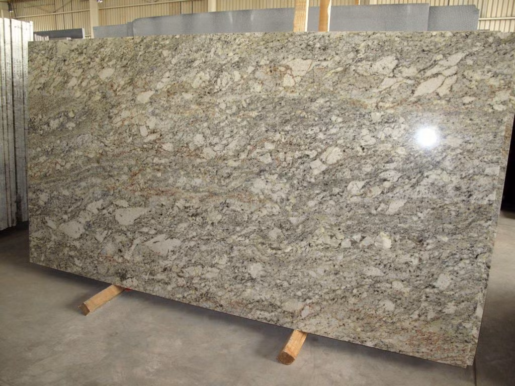 Trên thị trường, giá đá granite tự nhiên có nhiều mức tùy theo kích thước và độ dày của đá. Trung bình mức giá từ 600.000 - 900.000 đồng/m2. Đối với đá có màu đen, giá dao động từ 500.000 đồng/m2. Đắt đỏ nhất là đá granite tự nhiên đỏ ruby, từ 800.000 đồng đến hơn 1 triệu đồng/m2. Ảnh minh họa.