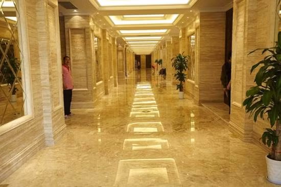 Do đặc điểm dễ thi công vì ít gãy, mẻ nên nhìn chung đá granite thường được dùng rộng rãi. Việt Nam rất nổi tiếng với các mỏ đá ở miền Trung. Khí hậu ở đây nóng nên đá granite ở đây có độ bền về cơ học, màu sắc rất cao ngay cả với các công trình ở chịu nắng gió.