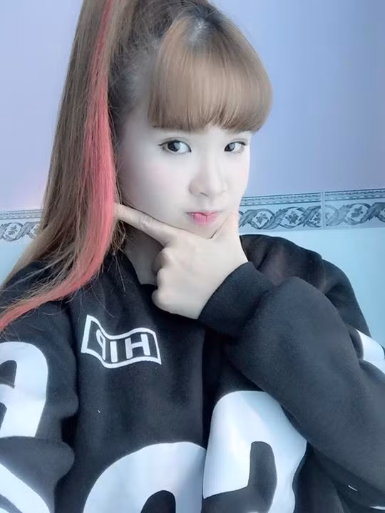 Ca hát, làm MC và tham gia nhiều chương trình nghệ thuật, mức cát sê của Khởi My dao động trên dưới 30 triệu đồng cho một sự kiện ở TP HCM. Cát xê của Khởi My tăng "chóng mặt" kể từ sau khi cô dành nhiều thắng lợi trong các cuộc thi truyền hình, trong đó, có giải Quán quân Gương mặt thân quen.