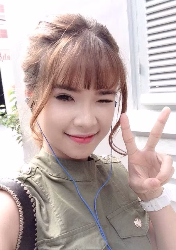 Ngoài ra, Khởi My cũng kiếm được tiền tỷ khi nhận nhiều hợp đồng quảng cáo -số tiền mà không phải 9x nào cũng có thể kiếm được khi còn rất trẻ tuổi.