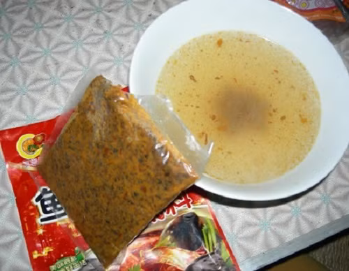 Trước đó, thông tin trên báo Người đưa tin cũng tiết lộ về một loại gia vị gọi là cần sủi. Đây thực chất là một loại gia vị nước, thường cho vào nước phở hoặc nồi lẩu để tiết kiệm thời gian, nguyên liệu và chi phí nấu nước lẩu mà vẫn đảm bảo hương vị "lừa" được khác hàng. Gói gia vị Cần Sủi mua tại một cửa hàng trên phố Hàng Buồm, Hà Nội. Ảnh: NĐT