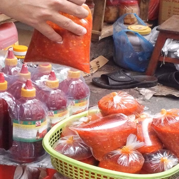 Để tạo độ sánh, sệt cho tương ớt, người làm tương giả dùng chất tạo độ sệt thường được gọi tắt là CMC - một chất pha chế nước tẩy rửa sàn nhà. Nếu là CMC dùng trong công nghiệp thì giá chỉ vài chục ngàn đồng/kg, khoảng 100g là có thể tạo sệt cho cả trăm lít nước. Ảnh minh họa.