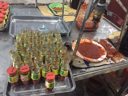 Phù phép trong vài phút có nồi nước dùng nấu lẩu, làm bún, nấu phở, nhiều người tìm mua các loại gia vị bẩn, làm giả để chế biến thêm cho món ăn mà tiết kiệm chi phí. Giữa tháng 3/2016, dư luận xôn xao về thông tin phát hiện 17.000 lọ sa tế giả nhãn hiệu của một cơ sở ở Sơn Tây (Hà Nội) được đăng trên báo Tiền Phong. Ảnh: Tiền Phong.