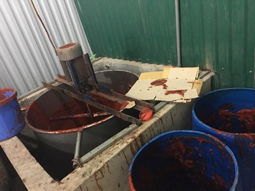 Nguyên liệu chế biến loạt sản phẩm sa tế tại đây đều không rõ nguồn gốc xuất xứ. Trung bình mỗi ngày, cơ sở làm sa tế giả xuất xưởng hơn 6.000 sản phẩm. Ảnh: Tiền Phong.