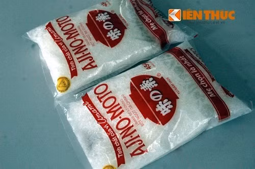 Cuối năm 2015, cơ quan CSĐT Công an quận Bắc Từ Liêm (Hà Nội) đã triệt phá một cơ sở sản xuất mì chính Ajinomoto giả. Cục hải quan cũng cảnh báo trên thị trường, các loại gia vị thường bị làm nhái, nhập lậu, không rõ nguồn gốc thường là bột ngọt, dầu vừng, dầu ăn, tương ớt. Thông tin này khiến người tiêu dùng bức xúc, bởi sức khỏe đang bị đe dọa từ những mối nguy gia vị bẩn.