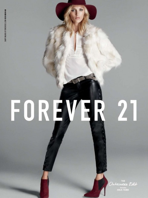 Nhấn mạnh sự trẻ trung, năng động mà không kém phần nữ tính, thương hiệu Forever 21 trở thành một trong thương hiệu được giới trẻ đặc biệt ưa chuộng. So với các dòng H7M, Zara, thương hiệu Forever 21 có giá "mềm hơn, đó là do chi phí thiết kế rẻ đã được hãng đặc biệt chú ý.