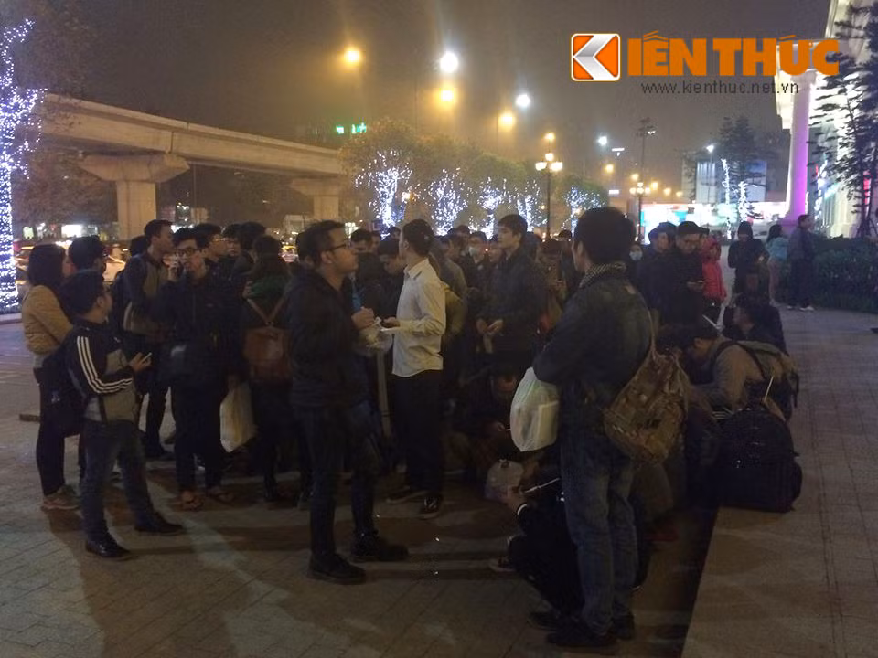 Dan HN vat va xep hang trong dem mua Samsung Galaxy S7 giam gia-Hinh-4