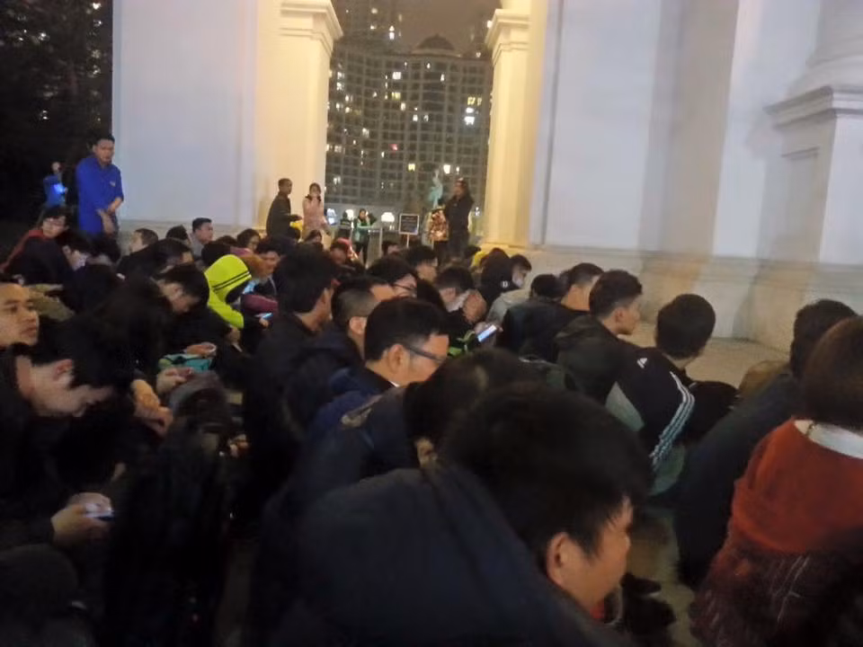 Dan HN vat va xep hang trong dem mua Samsung Galaxy S7 giam gia-Hinh-6