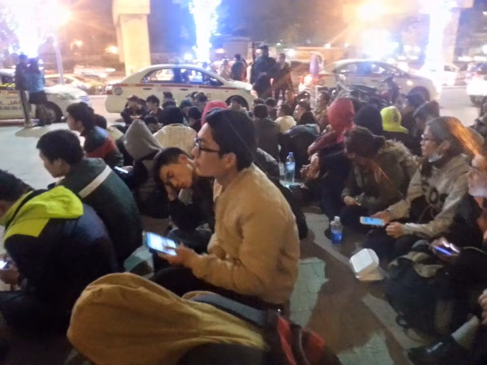 Dan HN vat va xep hang trong dem mua Samsung Galaxy S7 giam gia-Hinh-5