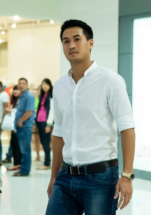 Phillip Nguyễn (sinh năm 1986) con trai đại gia Jonathan Hạnh Nguyễn – chủ nhân của Tràng Tiền Plaza, là một doanh nhân trẻ thành đạt, được thừa hưởng nhiều thương hiệu thời trang đắt tiền như: Christian Dior, Channel, Zara, Lancome, Nike… Anh hiện là đại diện lớn nhất của thương hiệu Nike tại Việt Nam.