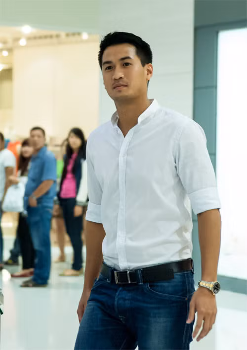Phillip Nguyễn (sinh năm 1986) con trai đại gia Jonathan Hạnh Nguyễn – chủ nhân của Tràng Tiền Plaza, là một doanh nhân trẻ thành đạt, được thừa hưởng nhiều thương hiệu thời trang đắt tiền như: Christian Dior, Channel, Zara, Lancome, Nike… Anh hiện là đại diện lớn nhất của thương hiệu Nike tại Việt Nam.