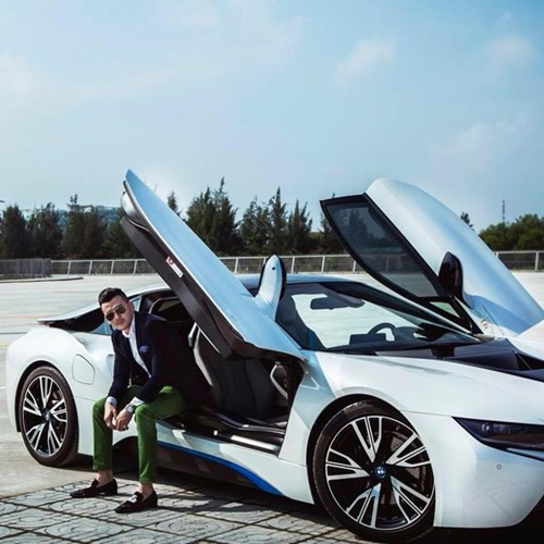 Trong đoạn video clip Hữu Phước vừa tung lên mạng đoạn mấy ngày gần đây, thiếu gia này đã hé lộ cuộc sống giàu có của mình. Anh là chủ khách sạn Sanouva hạng sang, nằm ngay trung tâm thành phố Đà Nẵng. Vào năm 2015, anh được nhắc tới là 1 trong 2 anh em sở hữu 2 chiếc BMW i8 giống hệt nhau, với mức giá gần 6 tỷ/chiếc.