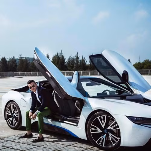 Trong đoạn video clip Hữu Phước vừa tung lên mạng đoạn mấy ngày gần đây, thiếu gia này đã hé lộ cuộc sống giàu có của mình. Anh là chủ khách sạn Sanouva hạng sang, nằm ngay trung tâm thành phố Đà Nẵng. Vào năm 2015, anh được nhắc tới là 1 trong 2 anh em sở hữu 2 chiếc BMW i8 giống hệt nhau, với mức giá gần 6 tỷ/chiếc.