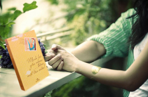 Luôn là món quà không hề lỗi thời, bạn có thể tặng sách, truyện... cho bạn gái.