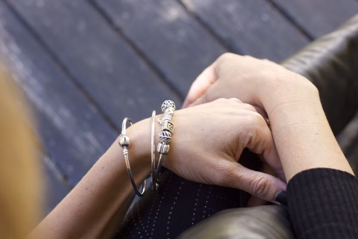 Những món đồ trang sức nhẹ nhàng bằng bạc hoặc giả đá cũng có mức chi phí không hề đắt đỏ. Tham khảo mua vòng handmade, vòng bạc bán tại các cửa hàng vàng bạc, cửa hàng lưu niệm ở Hàng Bạc, Đội Cấn, Tôn Thất Tùng... (Hà Nội).