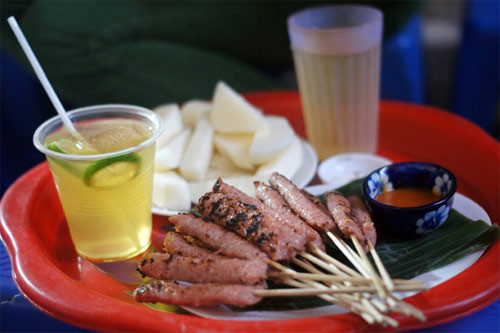 Tham khảo giá các món ăn vặt ở Hà Nội, bạn có thể làm một tour ẩm thực nhẹ nhàng với bạn gái mà chi phí không hề đắt đỏ.