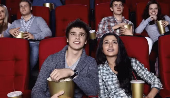 Đơn giản hơn, hãy mua vé xem phim cho chị em để thay đổi không khí trong ngày 8/3.