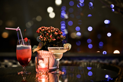 Bạn có thể có món quà 8/3 lãng mạn bằng nhiều cách. 200.000 đồng, bạn có thể đặt chỗ được ở một tiệm cafe ở Hà Nội với ánh nến và đồ uống thích hợp.