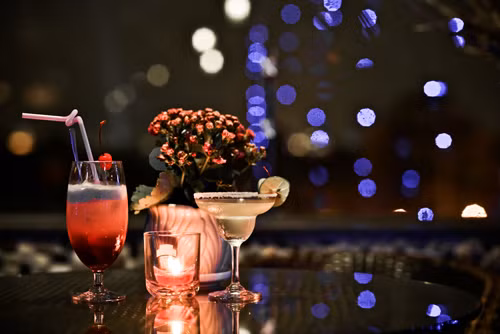 Bạn có thể có món quà 8/3 lãng mạn bằng nhiều cách. 200.000 đồng, bạn có thể đặt chỗ được ở một tiệm cafe ở Hà Nội với ánh nến và đồ uống thích hợp.