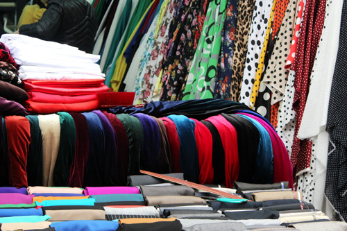 Với những cô nàng thích may vá, người chị hay mẹ, một tấm vải đẹp, khăn choàng nhẹ vào mùa hè cũng là một gợi ý không tồi.