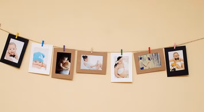 Lựa chọn những tấm ảnh chụp chung hai người hoặc ảnh kỉ niệm của chị em, sau đó, bạn có thể in chúng tại các tiệm ảnh, lồng khung, mua album hoặc in hình lên cốc, lên gối... làm quà tặng. 200.000 đồng có thể đảm bảo giúp bạn có món quà độc đáo, ý nghĩa.