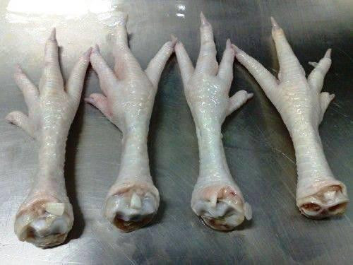 Để ý móng gà, móng chân của loại gà thải loại từ Trung Quốc thường dài hơn móng chân của các loại gà khác.