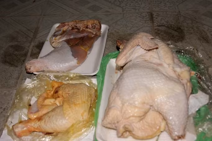 Thịt gà Trung Quốc khi luộc lên có màu trắng bệch, dai, thậm chí có mùi giống như mùi kháng sinh.