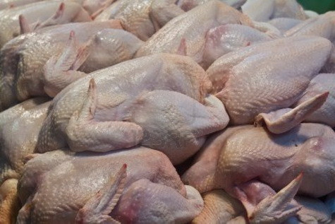 Không chọn gà có vết bầm, tụ máu trên da, da đen sạm, có mùi hôi.