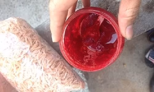 Mấy ngày gần đây, thông tin nghi vấn nhuộm đỏ ruốc bằng hóa chất ở Phú Yên đã gây bão mạng. Trên thực tế, không ít loại hóa chất cấm sử dụng trong thực phẩm vẫn được dùng để "phù phép" cho các loại hải sản, thịt cá tươi ngon trước khi được bán ra thị trường. Hậu quả của các chất này đối với sức khỏe là vô cùng khủng khiếp. Ảnh một trong những chất nhuộm đỏ ruốc không mùi vị, không nhãn mác được bày bán ở Phú Yên. Nguồn ảnh : Dân Việt.