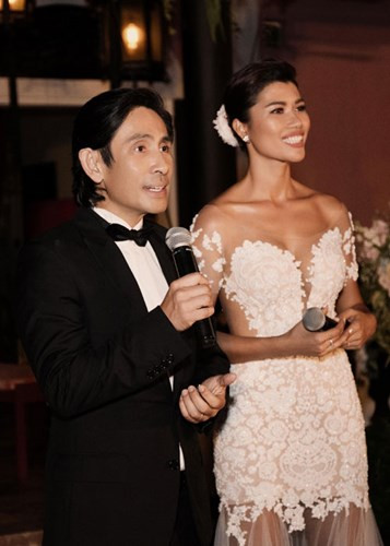 Quản lý của Trang Lạ tiết lộ, chồng siêu mẫu -Trần Tiễn Chánh là người giàu có, thành đạt nhưng rất khiêm tốn, không thích phô trương. Trong ngày trọng đại, Trang Lạ diện Soiree cưới của NTK Trương Thanh Hải. Trong khi đó, chồng mới cưới của siêu mẫu lịch lãm trong bộ vest hàng hiệu Dior. Ảnh: Louis Wu, Benny Phan, Tiên Nguyễn