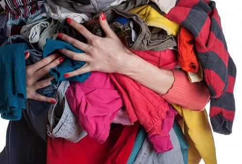 "Cũ người - mới ta", những bộ đồ second hand vẫn có thể giúp bạn có một bộ đồ thời trang mà tiết kiệm. Tất nhiên, bạn nên chọn những bộ đồ được giặt sạch sẽ và không quá lỗi mốt.