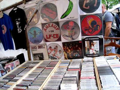 Những thiết bị giải trí như đĩa DVD, VCD nếu chịu khó tìm kiếm, bạn có thể có được những bản thu âm chất lượng không kém, thậm chí hơn những bản thu đăng tải trên mạng, hoặc tìm được những bản thu âm thuộc hàng hiếm.